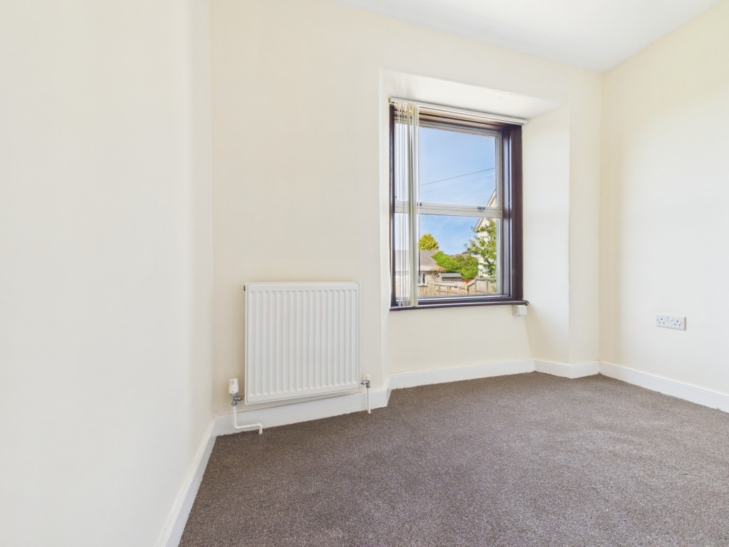 Lot: 225 - DETACHED THREE-BEDROOM HOUSE WITH LARGE GARDEN - Bedroom three